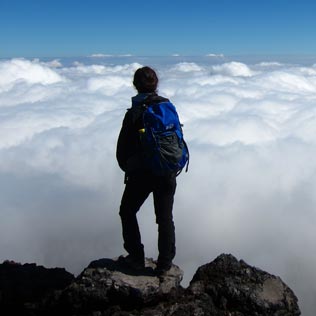 Lucie Raynal in cima al Crossing Tongariro Alpino.